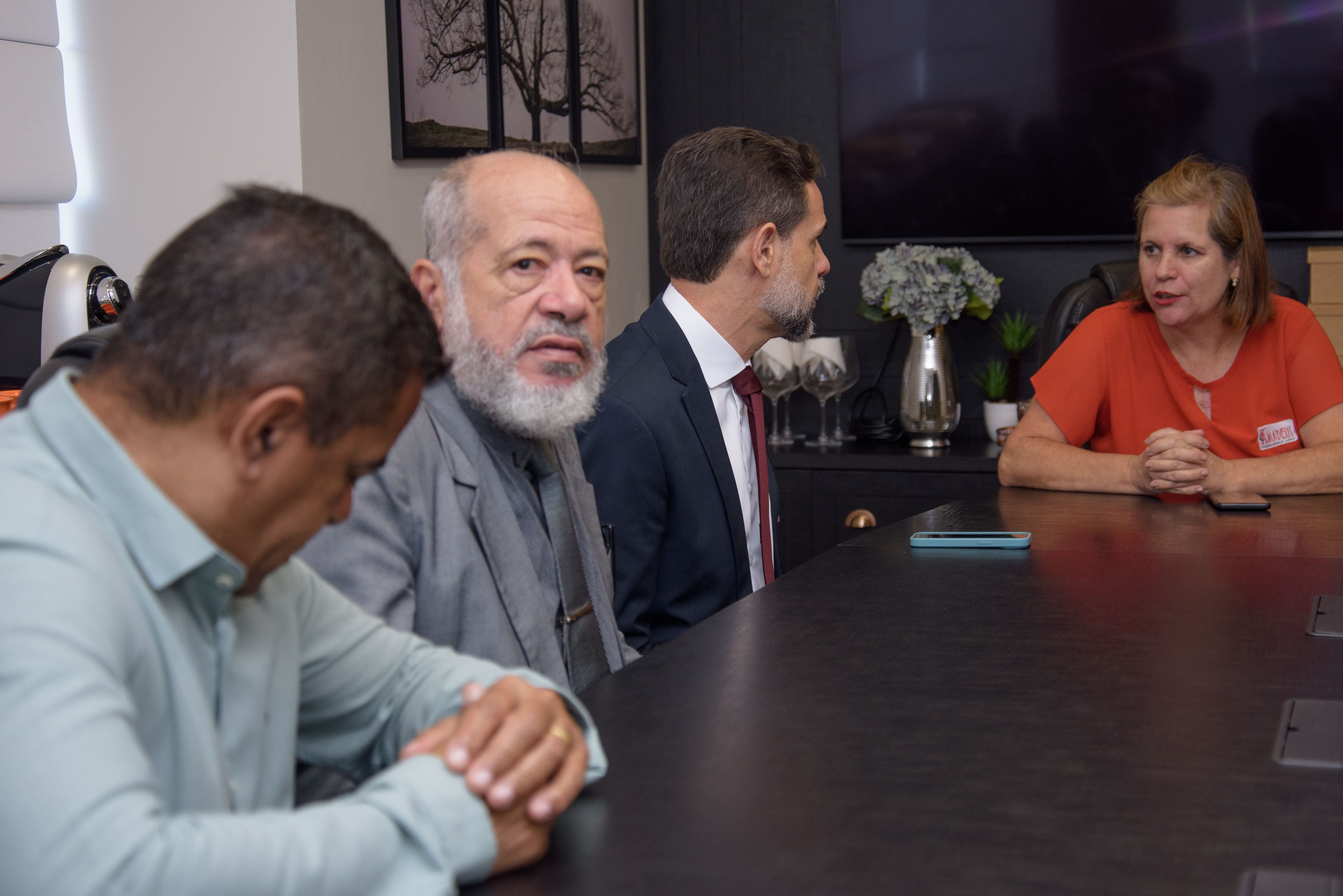 Foto da festa de comemoração de 25 anos da Amadeus Consultoriaários em seus computadores